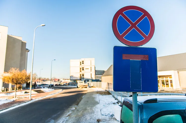 Zakaz zatrzymywania sprawił, że przy szkole i przedszkolu na ul. Rogalińskiej można teraz parkować tylko po jednej stronie jezdni.