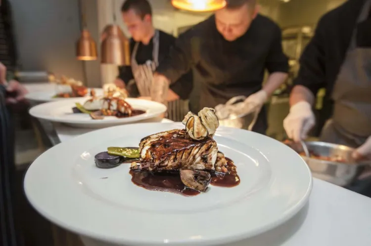 Pieczony halibut błękitny z dodatkiem sałatki z białej fasoli , pomidorów oraz sosu portobello to propozycja z jesiennej karty menu restauracji Szafarnia 10. 