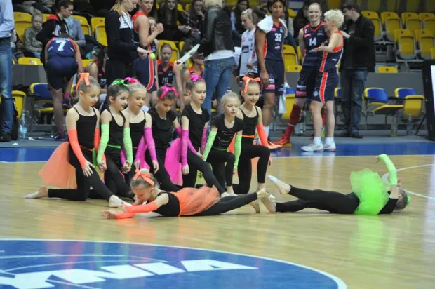 Poprzez występy w przerwach meczów pierwsze publiczne szlify zbierają też m.in. młodziutkie gimnastyczki artystyczne UKS Jantar Gdynia.