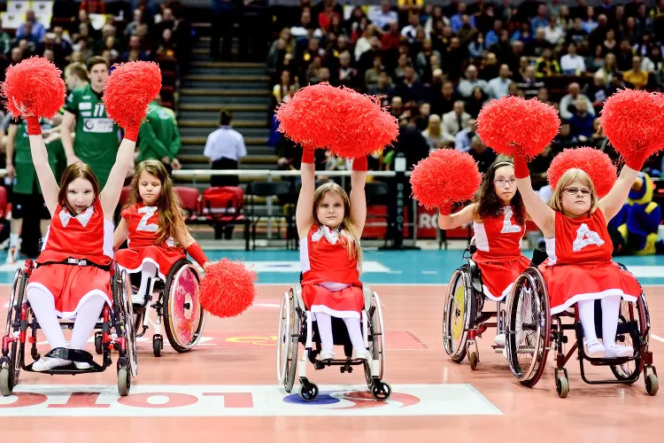 Dla niektórych występ "z pomponami" przed publicznością to spełnienie marzeń. Tak jest w przypadku pierwszej w Polsce sekcji cheerleaderek na wózkach, działającej przy Cheerleaders FLEX Sopot.