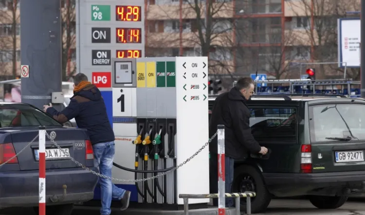 Według UOKiK na 16 proc. stacji zarządcy próbują oszukać kierowców zaniżając ilość sprzedawanego paliwa.