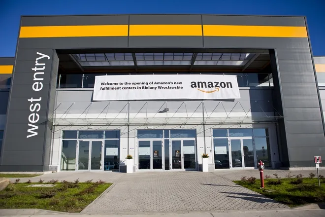 W Polsce Amazon w swoich trzech centrach logistycznych pod Wrocławiem i w Poznaniu zatrudni aż 5,5 tys. osób. W Trójmieście koncern swoje biura ma w Olivia Business Centre. 

