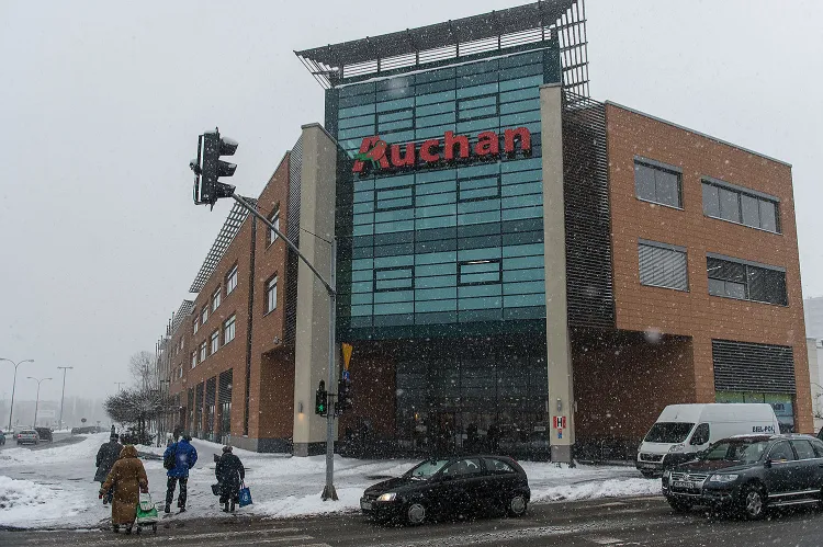 Nad głównym wejściem do hipermarketu wisi już logo sklepu Auchan. 
