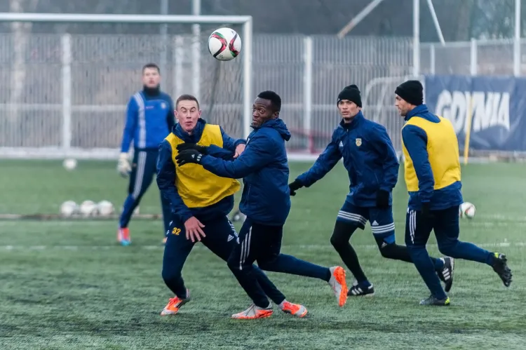 Piłkarze Arki rozegrają w sobotę pierwszy z siedmiu zaplanowanych zimą sparingów. Na zdjęciu od lewej: Przemysław Stolc, Rasih Yussuff, Marcus i Krzysztof Sobieraj.