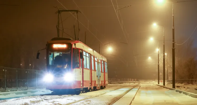 W mroźne noce na torach spotkać można nieliniowe tramwaje, które oczyszczają przewody trakcyjne z lodu.