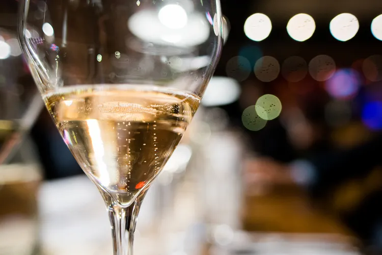 Serwowane Blanc de Blancs otrzymało srebrny medal w międzynarodowym konkursie  Champagne & Sparkling Wine World Championships.