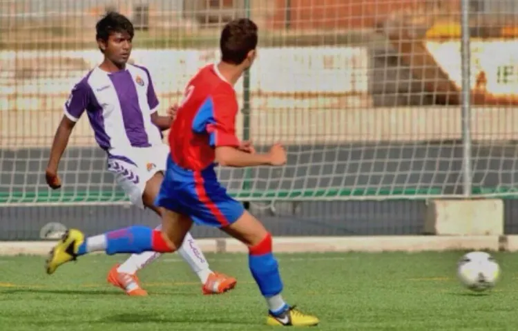 Abneet Bharti (z lewej) trenuje z rezerwami Lechii. Hindus ma za sobą występy w juniorskim zespole Realu Valladolid.