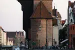 W Niemczech gracze "Quadropolis" w pudełku znajdą żeton z grafiką Bramy Brandenburskiej, w Wielkiej Brytanii - Big Bena, we Włoszech - Krzywej Wieży, a w Polsce z Żurawiem Gdańskim.