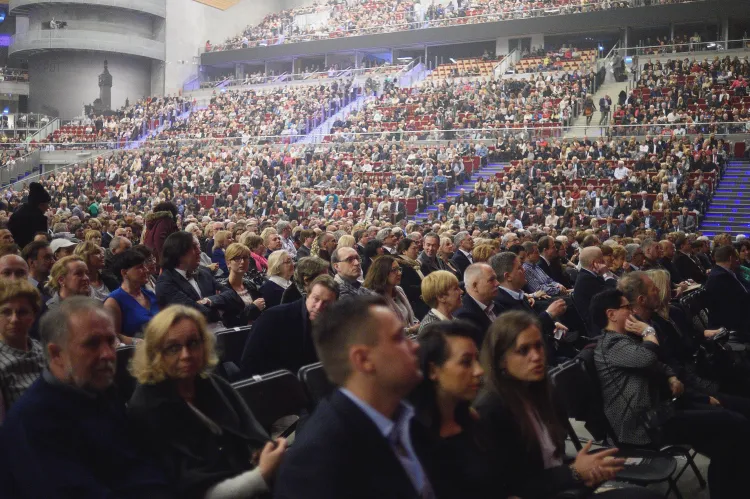 Tłumy na widowni w trakcie koncertu Andrea Bocellego w Ergo Arenie.