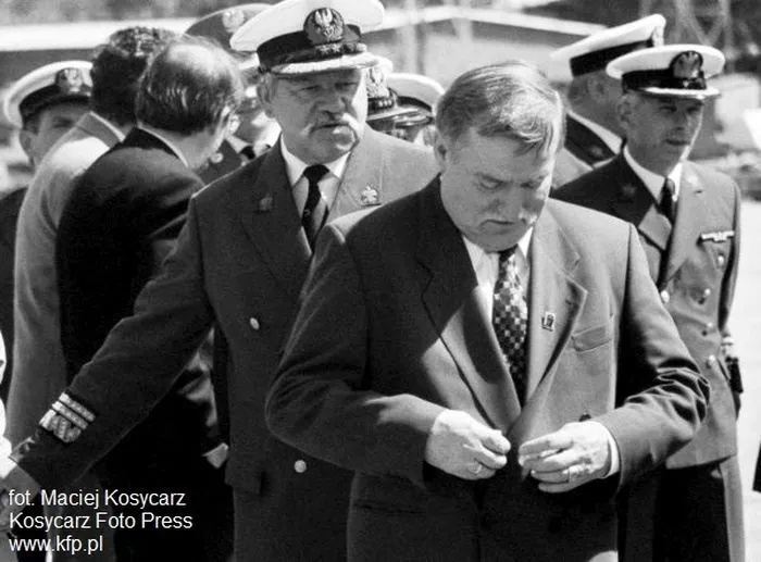 Zdjęcie z 1994 roku, kiedy Lech Wałęsa był prezydentem RP. Część historyków zarzuca mu, że właśnie w okresie swojej prezydentury zniszczył część dokumentów mających świadczyć o jego współpracy z SB. 