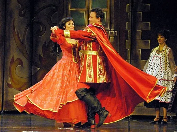 Musical "Kiss me, Kate" w reżyserii Macieja Korwina (przy współpracy Bernarda Szyca) Teatr Muzyczny w Gdyni wystawił w 2006 roku. Dziesięć lat później Bernard Szyc przygotuje ten tytuł dla Teatru Szekspirowskiego z uwzględnieniem realiów sceny elżbietańskiej. 