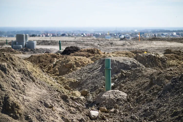 Do marca na wysypisku w Szadółkach powstanie 70 nowych studni odgazowujących, niewykluczone, że część z 200 istniejących z powodu zużycia też trzeba będzie wymienić.