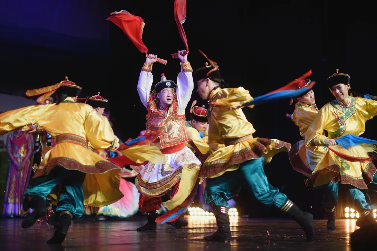 Niezwykle żywiołowy i kolorowy występ grypy artystycznej z Mongolii Wewnętrznej pt. "Szczęśliwego Chińskiego Nowego Roku", okazał się efektownym połączeniem tradycji i sztuki z tego regionu Chin.