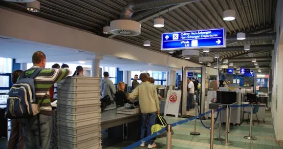 Podczas kontroli na trójmiejskim lotnisku, w ręce Straży Granicznej wpadł gdańszczanin, podejrzany o napad na austriacki bank.