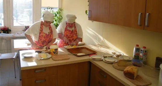 W pracowni kulinarnej podopieczni sopockiego ośrodka uczą się samodzielnie przygotowywać potrawy.