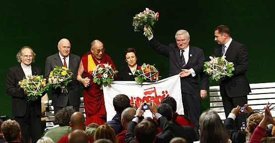 W piątek na konferencji z okazji 25 rocznicy przyznania Lechowi Wałęsie Pokojowej Nagrody  Nobla obok niego pojawili się m.in. Adolfo Perez Esquivel, Frederick Willem de Klerk, Dalajlama, Shrin Ebadi i Kamil Durczok.
