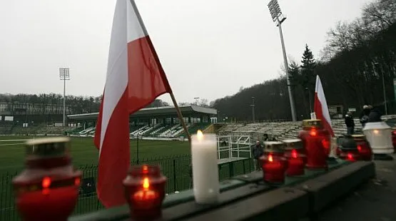 W sobotę w Gdańsku mecz się nie odbył, ale kibice Lechii przyszli na stadion przy ul. Traugutta oddać hołd ofiarom katastrofy prezydenckiego samolotu.