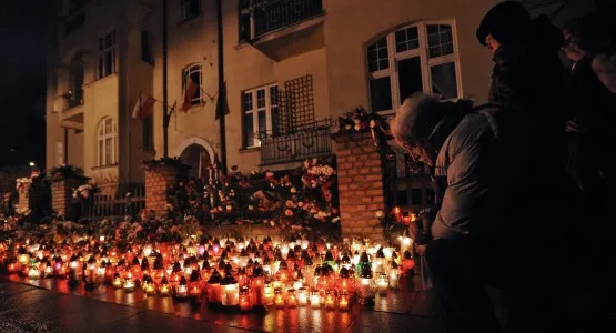 Mieszkańcy Trójmiasta oddają hołd ofiarom tragicznego wypadku który w sobotę 10 kwietnia miał miejsce pod Smoleńskiem. Przyłączają się do nich także artyści.