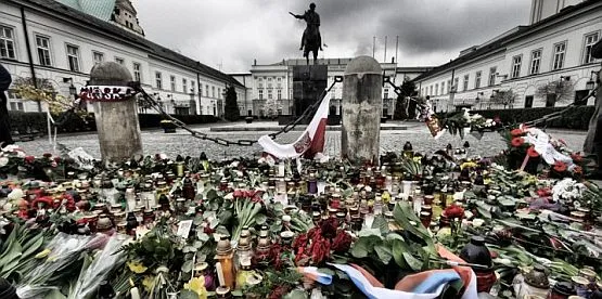 Kwiaty i znicze przed Pałacem Namiestnikowskim w Warszawie. Czy żałoba narodowa wpłynie w jakikolwiek sposób na Polaków?