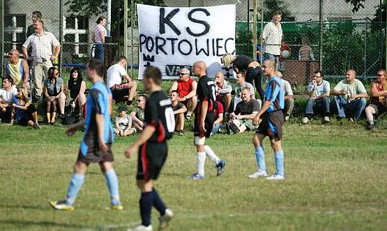 Około 100 kibiców oglądało pierwszy po 40 latach oficjalny mecz piłkarzy z klubu KS Portowiec.