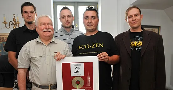 Lech Wałęsa w otoczeniu muzyków zespołu Holy Smoke. Od lewej: Łukasz Cholc, Jacek Langowski, Rafał Skierka i Maciej Pokrzywa. 
