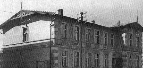 Jedna z siedzib prywatnego gimnazjum Teofila Zegarskiego przy al. Zwycięstwa w Gdyni.  Dziś mieści się tam budynek Technikum Transportowego.