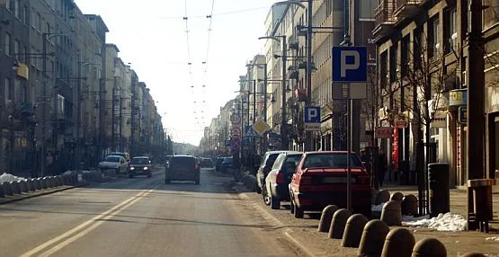Zaparkowanie przy ul. Świętojańskiej i innych głównych ulicach w centrum Gdyni często graniczy z cudem. Sytuacja ma się zmienić po wprowadzeniu płatnych stref postojowych.
