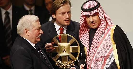 Noblista wręcza nagrodę Lecha Wałęsy HRH Abdulaziz bin Abdullah al Saud, synowi i doradcy króla Arabii Saudyjskiej. 

