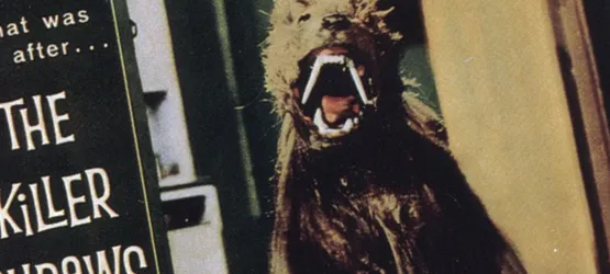 Fragment plakatu do filmu "Zabójcze ryjówki" z 1959 roku. Jeśli przyjrzeć się dokładniej to zobaczy się psy przebrane w maski stworów.