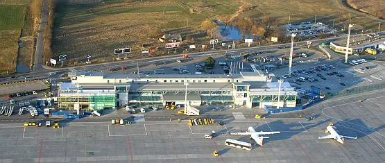 Fragment ul. Słowackiego na wysokości lotniska musi zostać zamknięty, ponieważ koliduje z powstającymi w ramach rozbudowy lotniska nowym terminalem, drogą kołowania i płytą postojową dla samolotów.