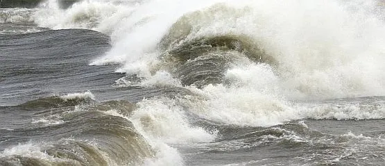 Na Bałtyku trwa sztorm o sile od 8 do 10 stopni w skali Beauforta.