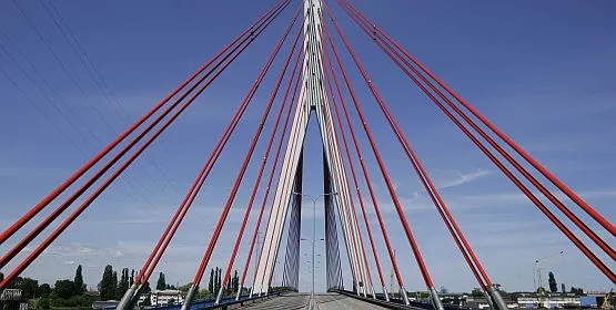 Do 2013 roku Unia Europejska wyłoży 5,3 mld zł na realizację 32 pomorskich inwestycji. W tym także na budowę Trasy Sucharskiego, której fragmentem jest most na Martwej Wiśle. 