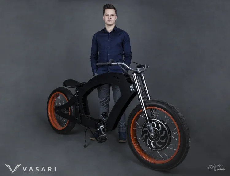 Daniel Rybiński i zaprojektowany przez niego rower.