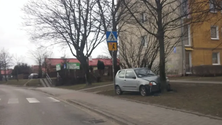 Auto stoi wbite w drzewo przy ul. Chwarznieńskiej 8, niedaleko komisariatu policji.