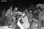 Żołnierze odgruzowują zawaloną kamienicę w poszukiwaniu ofiar katastrofy wybuchu gazu w kamienicy przy ul. Struga 12 na Siedlcach. 