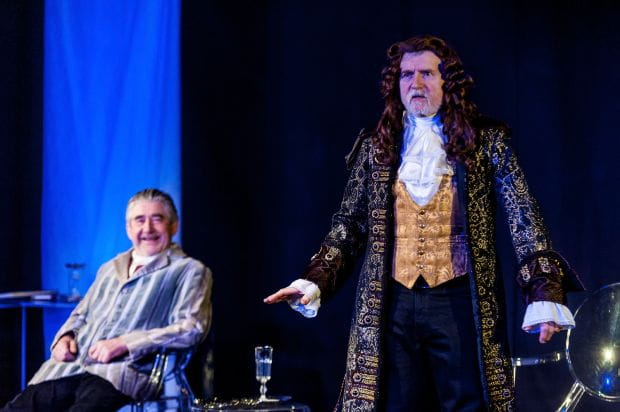 Cezary Morawski (po prawej) w roli aktora Gabriela de Beaumont rozkręca się wraz z czasem trwania spektaklu. Jego bohater jest marionetką w teatrze Markiza.