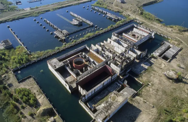 Ruiny po niedokończonej elektrowni jądrowej nad jeziorem żarnowieckim. W latach 1982-1990 budowano tu pierwszą polską elektrownię jądrową w ramach polskiego programu energetyki jądrowej, zgodnie z którym miano wybudować elektrownie Żarnowiec i Warta w Klempiczu w Wielkopolsce. 