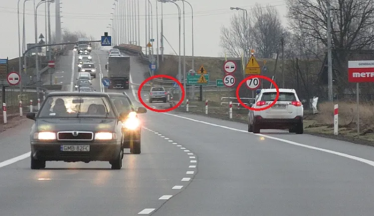 Zdjęcie drogi krajowej nr 7 w Kiezmarku wykonane w niedzielę. Na zdjęciu dwa radiowozy (drugi zasłonięty przez samochód). Policjanci kontrolowali prędkość kierowców.
