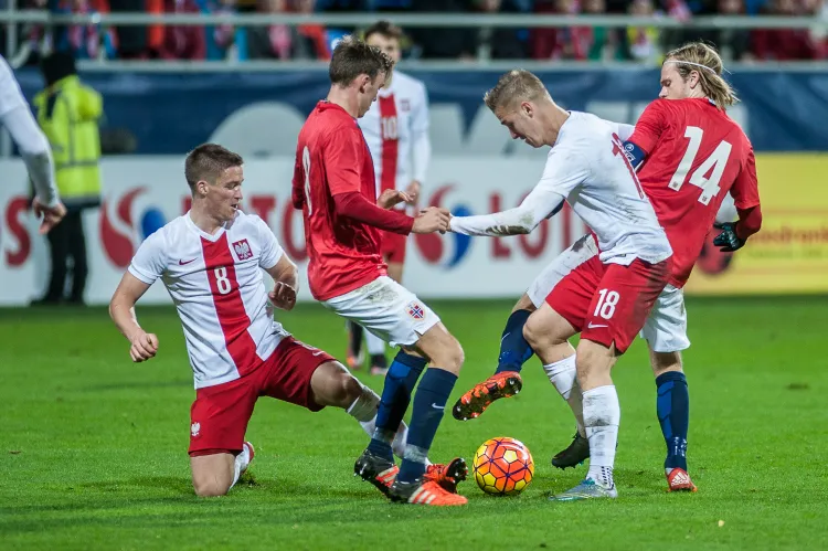 Gdynia blisko 1,5 roku przed rozpoczęciem finałów młodzieżowych mistrzostw Europy rozpoczęła oficjalnie przygotowania do tego turnieju. Jednak na renomę dobrego organizatora miasto pracowało podejmując się wcześniejszych przedsięwzięć piłkarskich. M.in. w listopadzie gościło reprezentacje U-21 Polski i Norwegii. 
