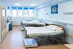 Odnowione sale z łazienkami, sale do porodów rodzinnych, gabinet zabiegowy ginekologiczny, czy neonatologiczny. Szpital Morski PCK  ma nowy oddział położniczo-ginekologiczny. 