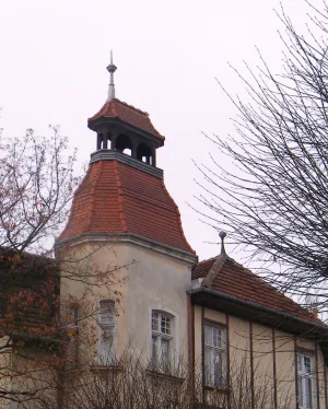 Wieżyczka na rogu ul. Lipowej i Władysława IV w Sopocie. Jeśli właściciel budynku będzie miał potrzebę odnowienia tylko takiej części budynku, może postarać się o dotację od miasta. 