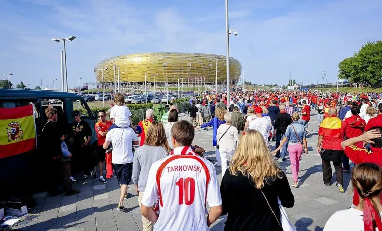 Tłumy kibiców podczas Euro 2012 przed stadionem w Gdańsku 