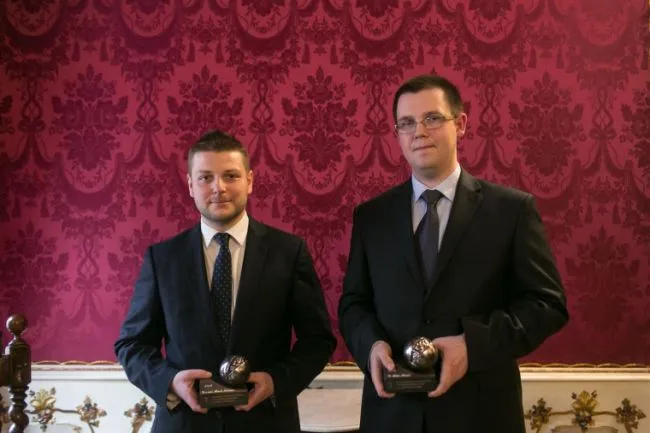 tegorocznymi laureatami konkursu zostali dr n. med. Marcin Hellmann (po lewej) i dr Adam Marszk.