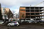 Trwa budowa pierwszego budynku kompleksu Office Kokoszki. Prace powinny zakończyć się w październiku. Parterowy obiekt między siedzibą i biurowcem nie będzie stanowił łącznika umożliwiającego przejście z jednego budynku do drugiego.