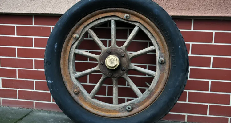 Taki wzór drewnianej felgi popularny był w Mercedesach, w latach 20. ubiegłego wieku. 