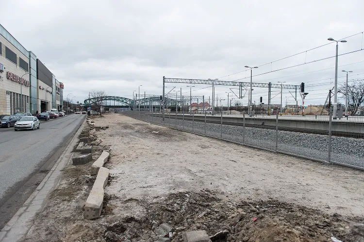Na pustym placu między torami kolejowymi a Galerią Bałtycką od marca ma znów zacząć działać parking. Nowy najemca liczy, że stworzy tu nawet 300 miejsc postojowych.