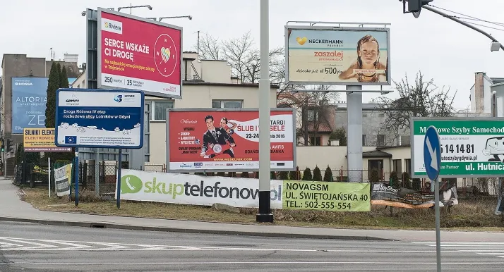 Jednym z miejsc, gdzie chaos reklamowy jest najbardziej widoczny jest skrzyżowanie ulic Wielkopolskiej i Drogi Gdyńskiej.