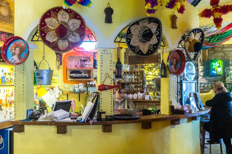 Wystrój w restauracji Pueblo nawiązuje do wyglądu miasteczka Puebla - ulubionego miejsca właścicieli w Meksyku. Zjemy tutaj przede wszystkim dania kuchni Tex-Mex.