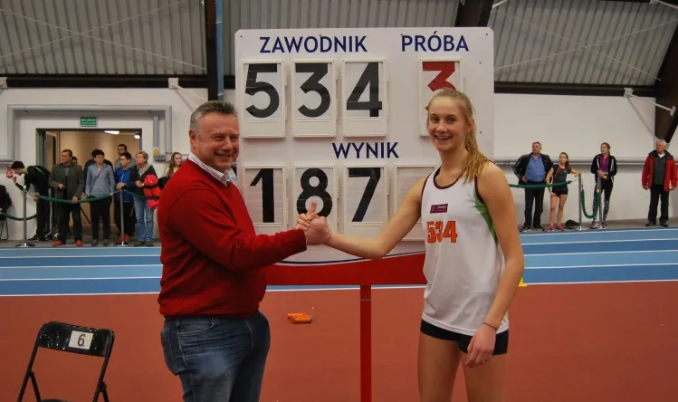 Paulina Borys zdeklasowała rywalki w skoku wzwyż. Nad wicemistrzynią Polski juniorek uzyskała aż 14 centymetrów przewagi. Na zdjęciu z ojcem i trenerem Jerzym Borysem.