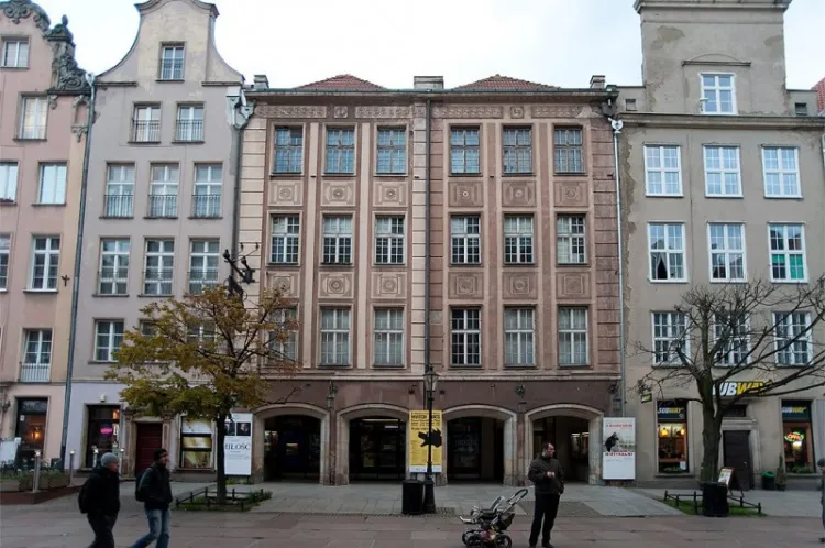 Już w okresie Wolnego Miasta Gdańska w tym miejscu przy ul. Długiej funkcjonowało kino Tobis-Palast. Po odbudowie od 1953 roku nazywało się najpierw Leningrad, a od 1993 roku - Neptun.